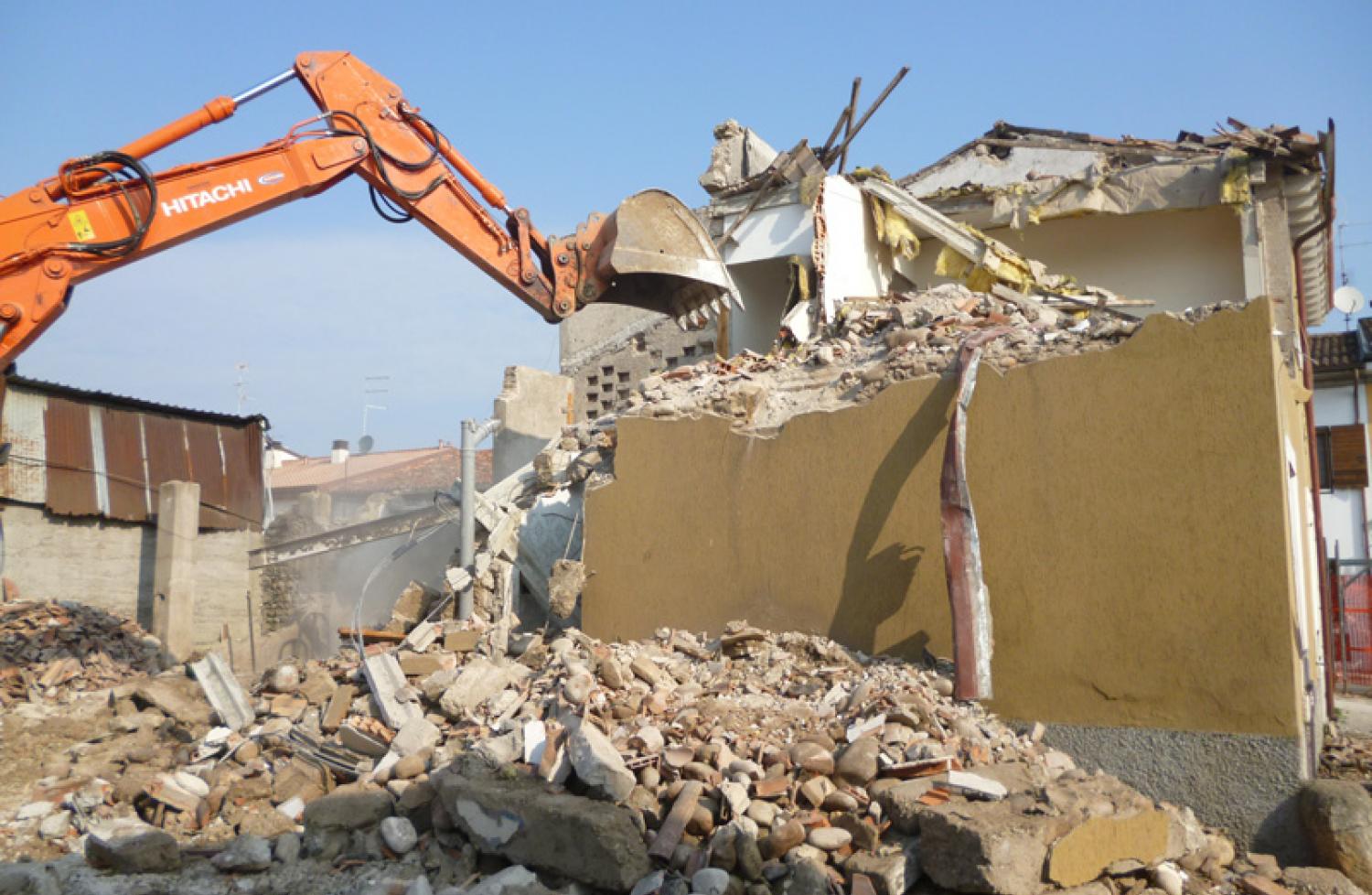 Demolizione e ricostruzione di un edificio a destinazione mista - Piano Casa